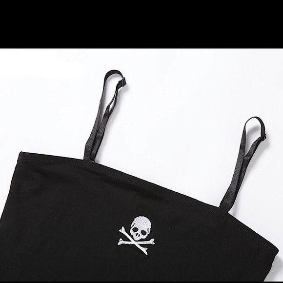 Black skull ☠️ embroidered cropped tank top - Picture 7 of 14
